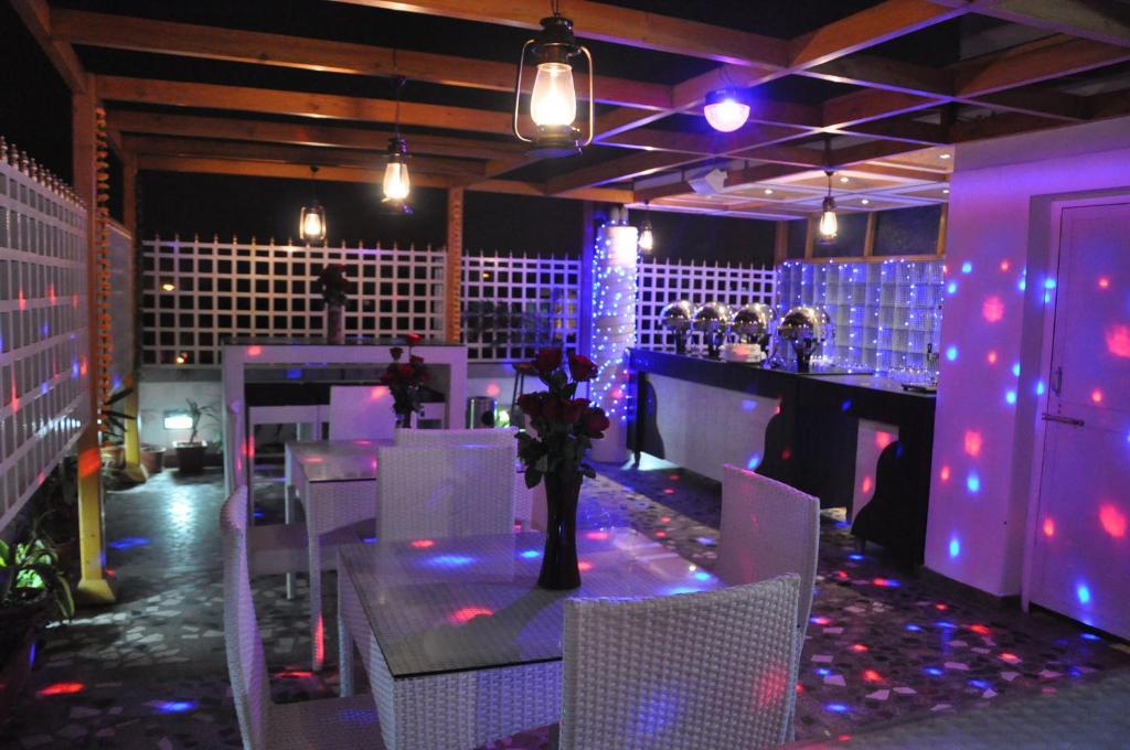 Hotel Omega Residency Nuova Delhi Esterno foto