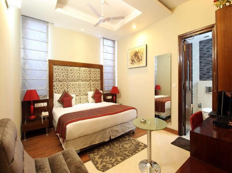 Hotel Omega Residency Nuova Delhi Esterno foto