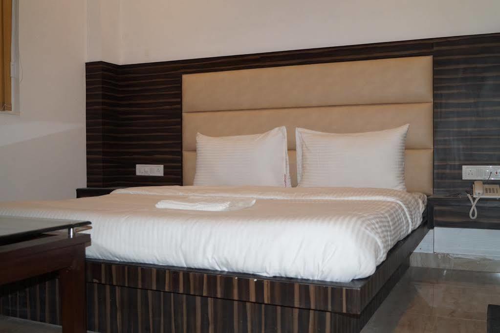 Hotel Omega Residency Nuova Delhi Esterno foto