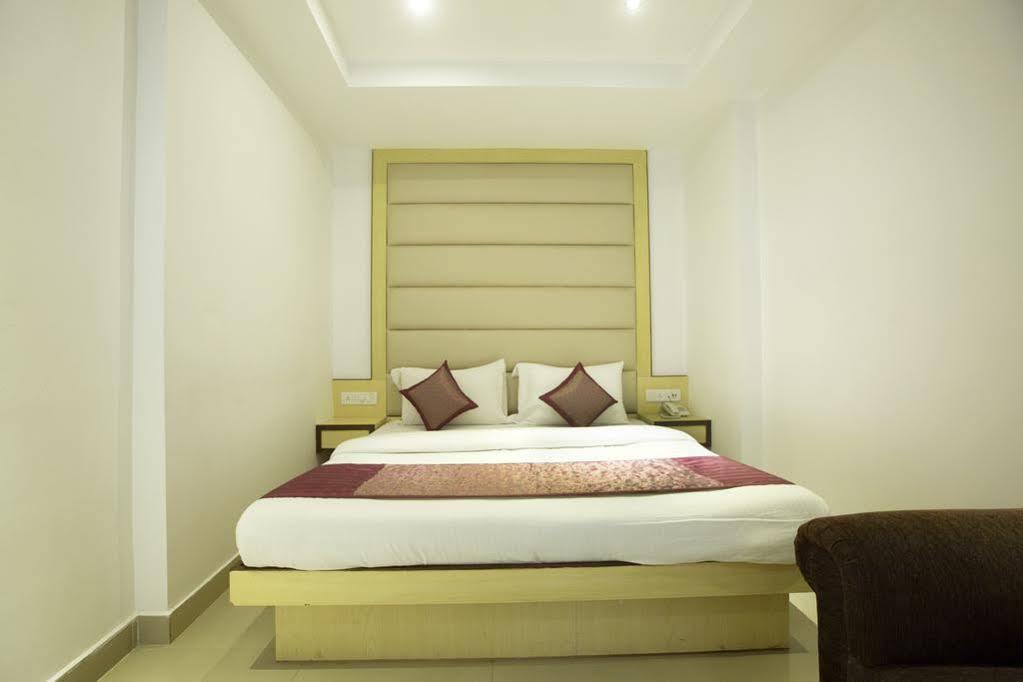 Hotel Omega Residency Nuova Delhi Esterno foto