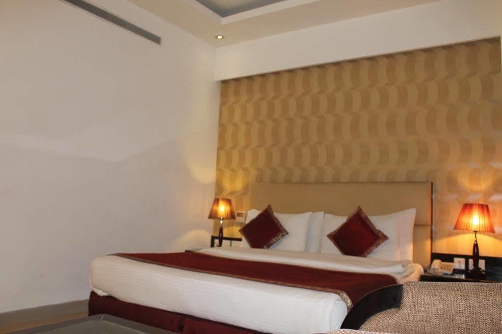 Hotel Omega Residency Nuova Delhi Esterno foto
