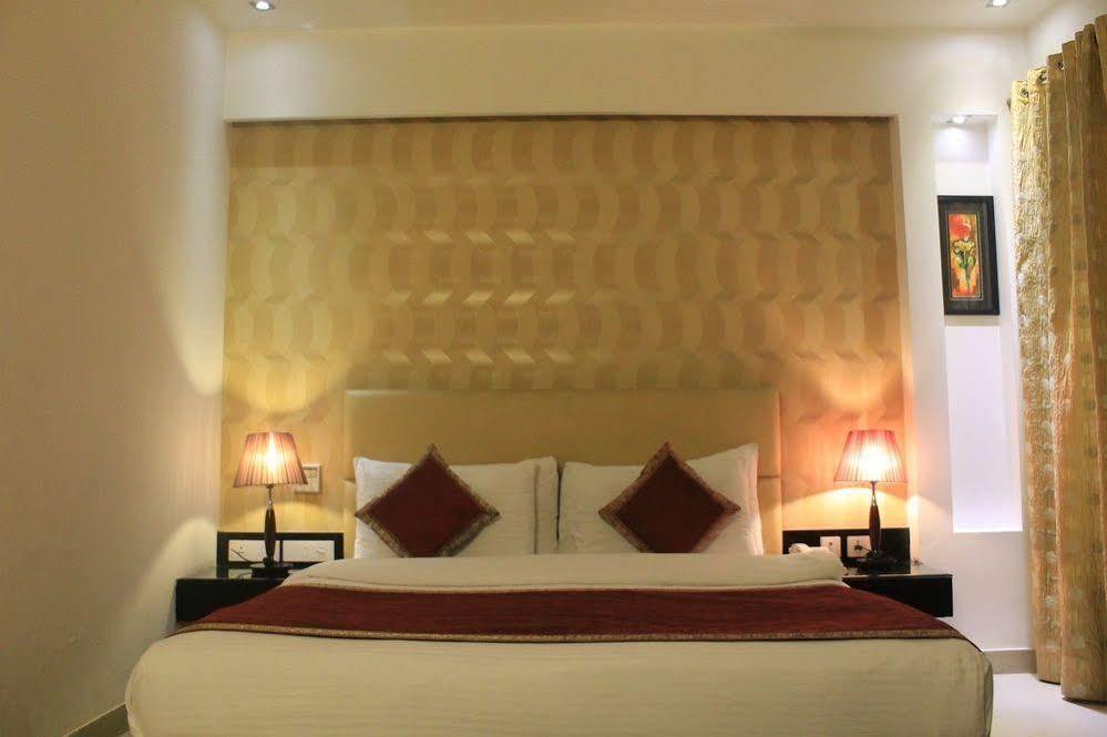 Hotel Omega Residency Nuova Delhi Esterno foto