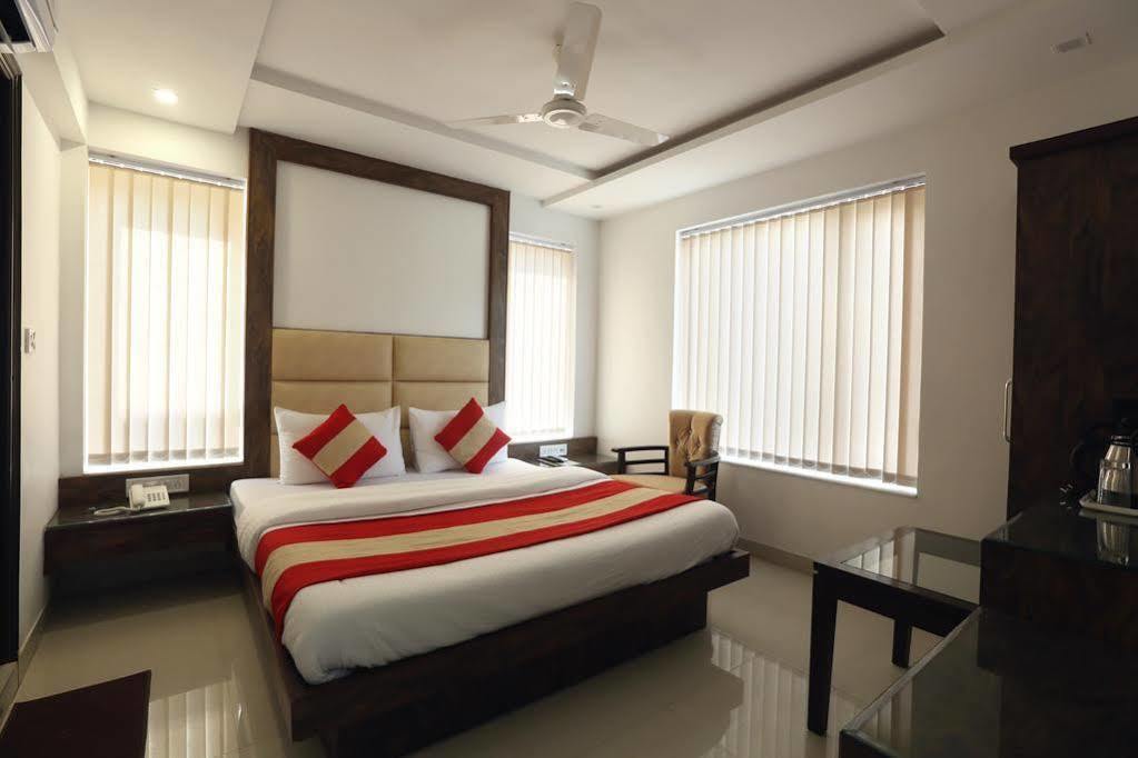 Hotel Omega Residency Nuova Delhi Esterno foto