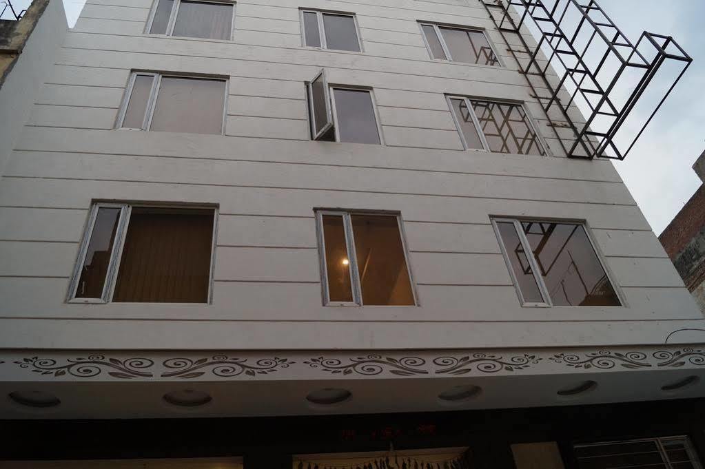 Hotel Omega Residency Nuova Delhi Esterno foto