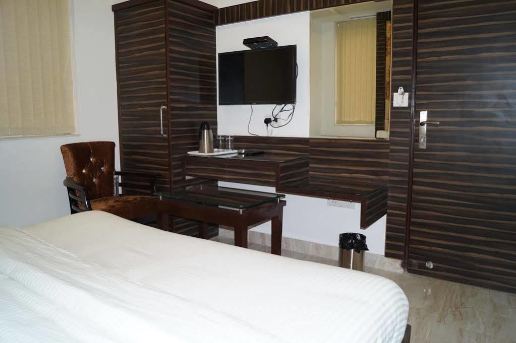 Hotel Omega Residency Nuova Delhi Esterno foto
