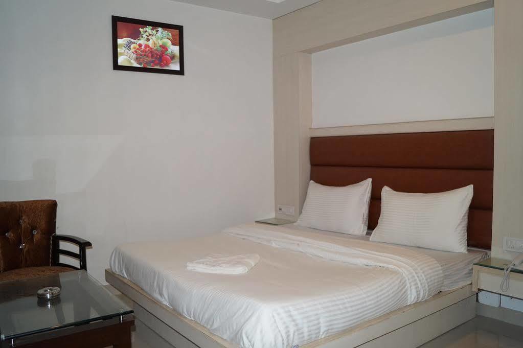Hotel Omega Residency Nuova Delhi Esterno foto