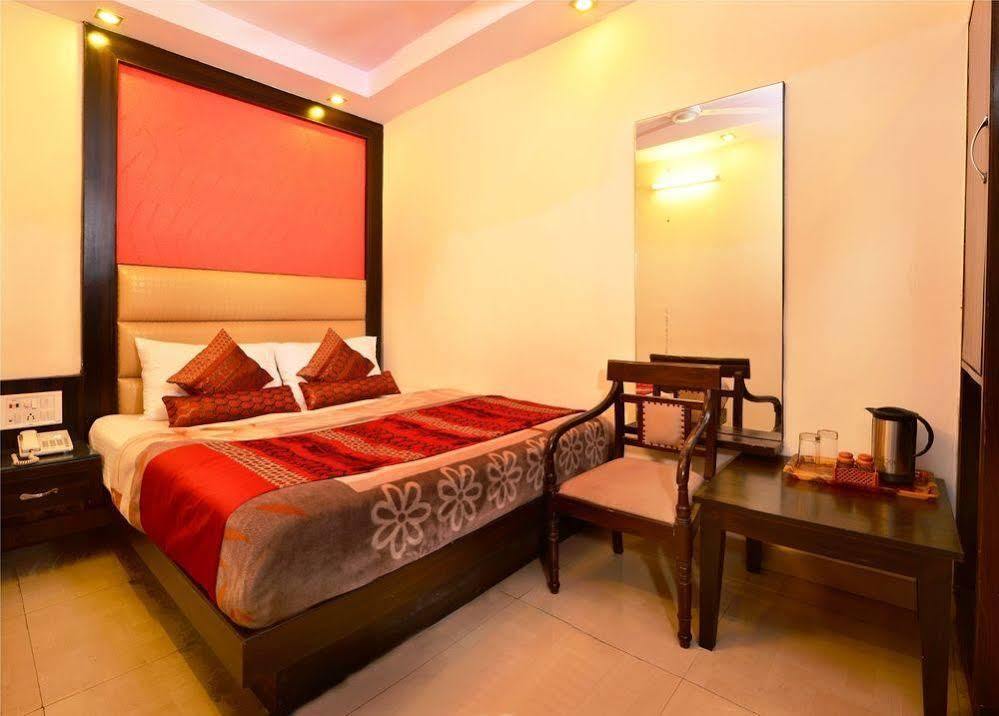 Hotel Omega Residency Nuova Delhi Esterno foto