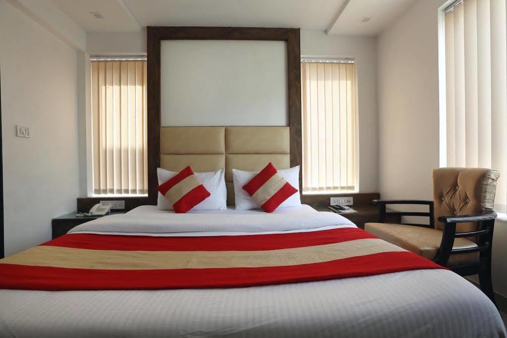 Hotel Omega Residency Nuova Delhi Esterno foto