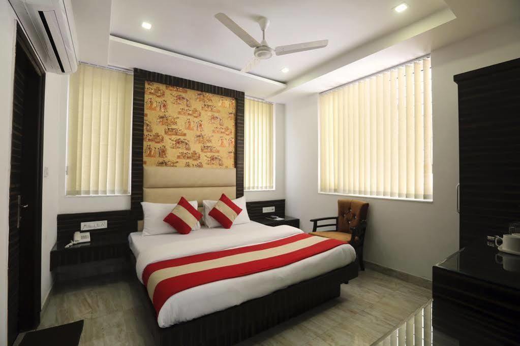 Hotel Omega Residency Nuova Delhi Esterno foto