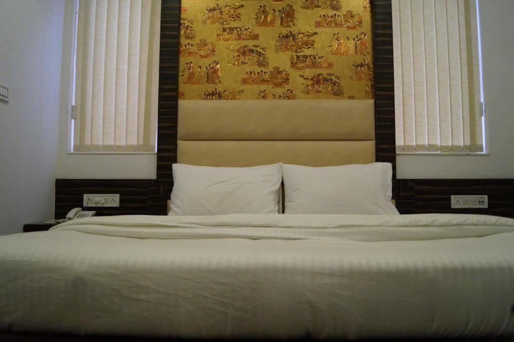 Hotel Omega Residency Nuova Delhi Esterno foto
