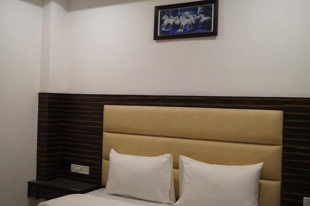 Hotel Omega Residency Nuova Delhi Esterno foto